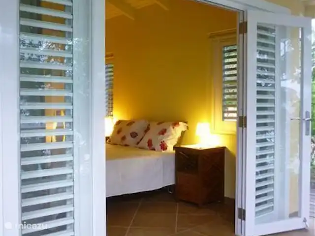 appartement huren in Curaçao, Banda Abou (west), Cas Abao – Cas Laman Abou De slaapkamers hebben openslaande deuren naar de overdekte porch. U kijkt zo op de zee onder uw appartement. U slaapt in bij het geluid van de golven.............. en wordt 's ochtends verkwikt weer wakker na een nacht in uw heerlijke boxspring bed.