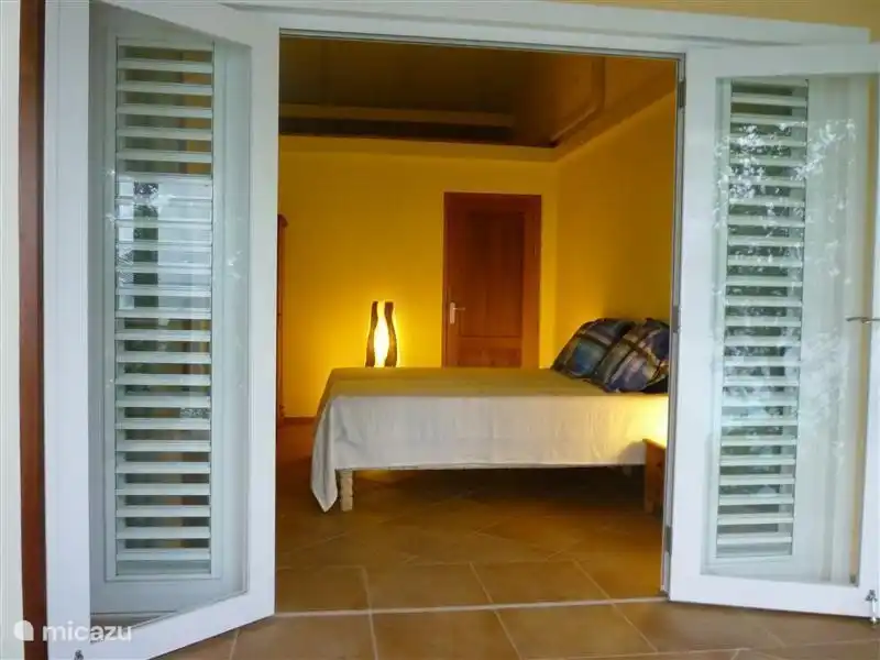 Die Schlafzimmer befinden sich nebeneinander auf der Meerseite und sind gleichwertig. Der Unterschied besteht darin, dass das zweite Schlafzimmer über zwei separate Boxspringbetten verfügt, die auf Wunsch separat aufgestellt werden können.