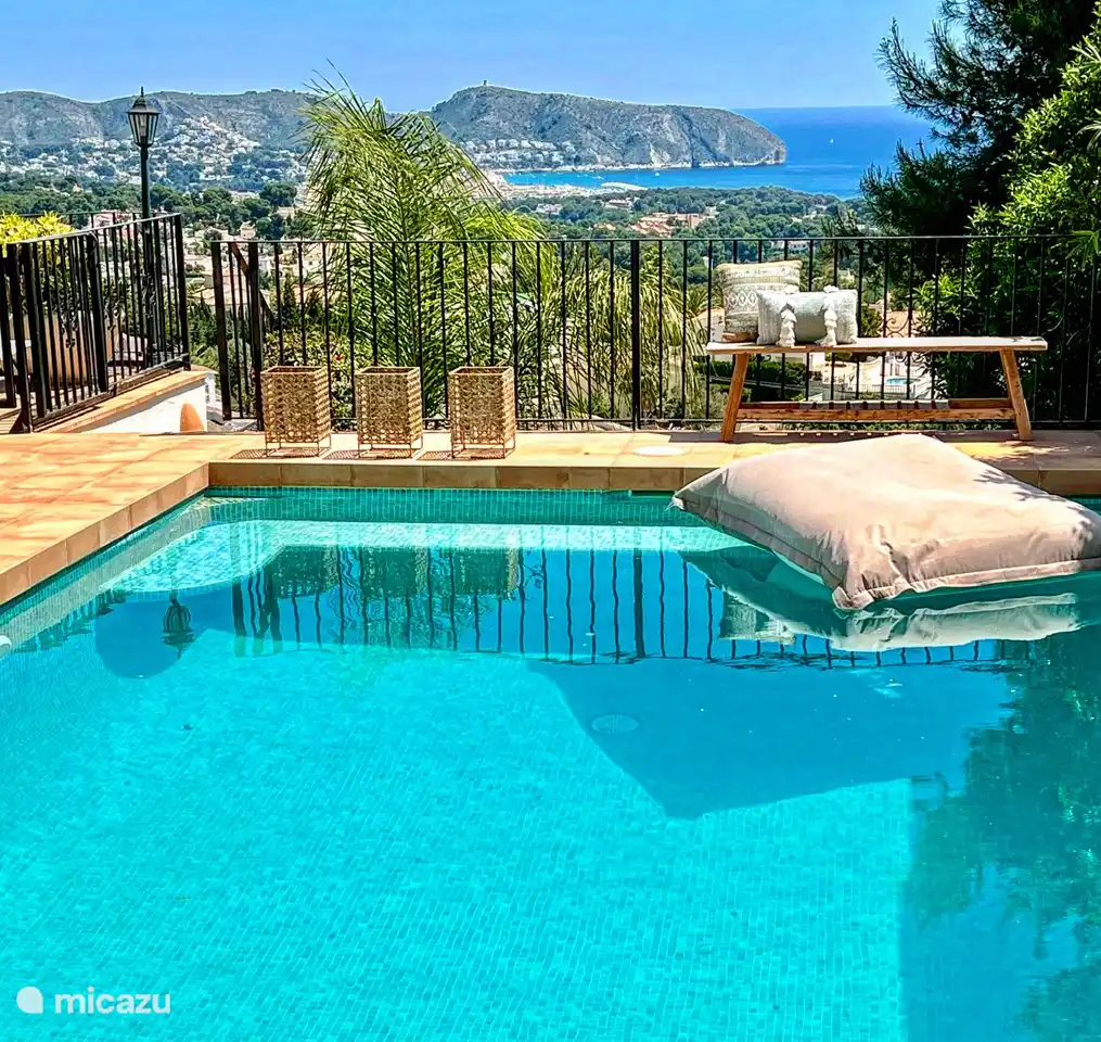 Swimmingpool mit einer Bank im Wasser, Blick auf das Mittelmeer.