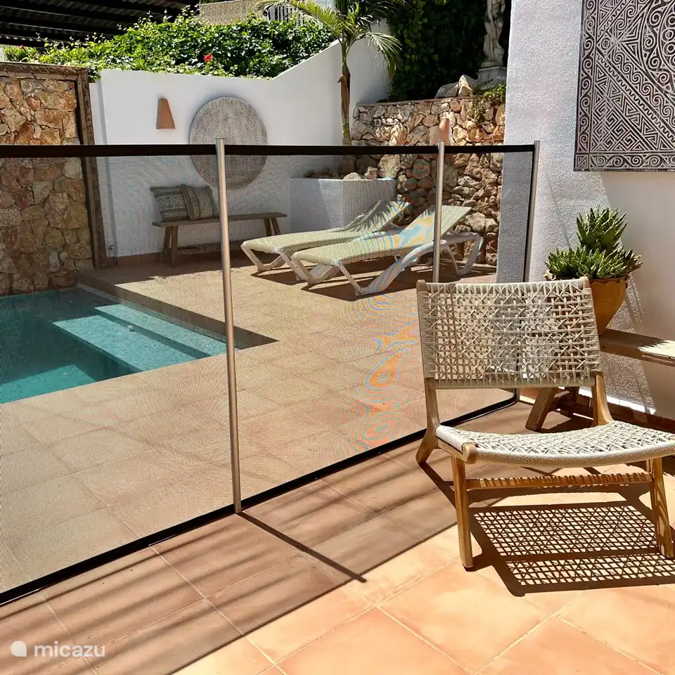 Für die Kleinen, die noch nicht schwimmen können, können wir speziell für sie einen Sicherheitszaun aufstellen, damit Sie im und um den Pool herum Ruhe haben.