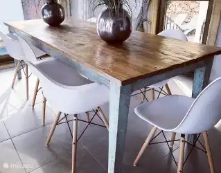 Spanisch naja mit Esstisch