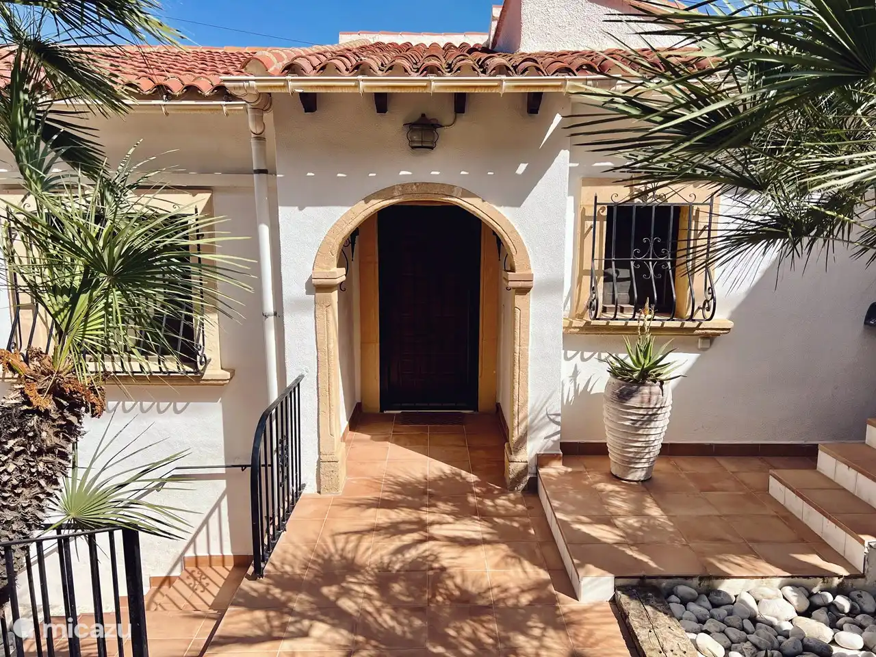 Die Vorderseite unserer Villa mit Eingangstür