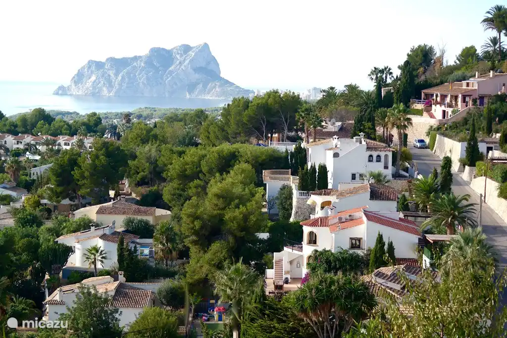 Überblick Straße (Calle Beniarrés) mit Rock Caple im Hintergrund