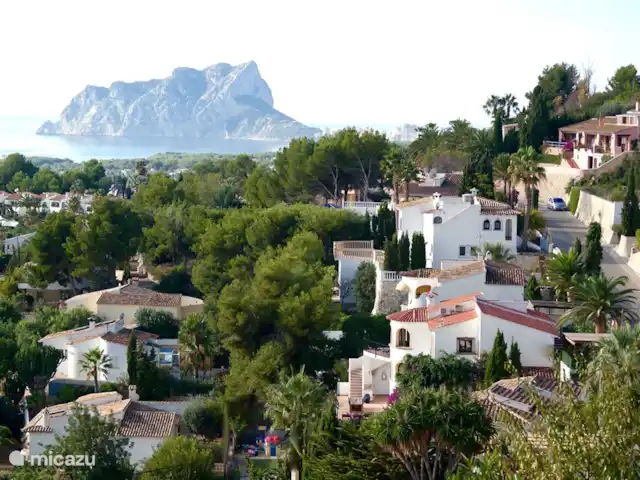 Villa Royal Palm | Espagne, Costa Blanca, Moraira - villa Vue d'ensemble de la rue (Calle Beniarres) avec le rocher de Caple en arrière-plan