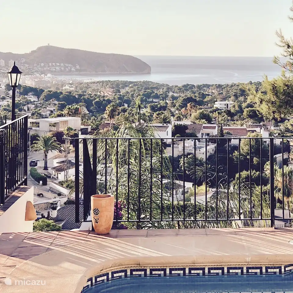 Swimmingpool mit Blick auf das Mittelmeer