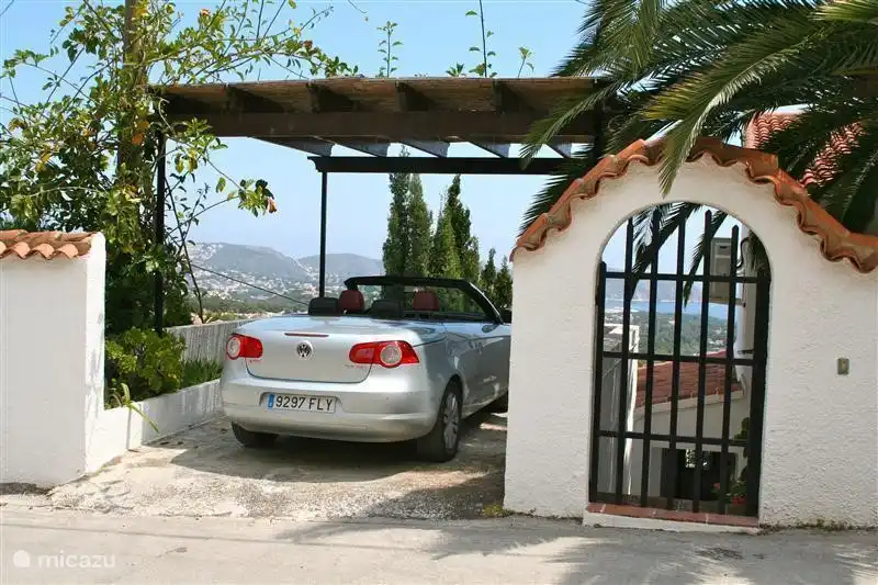 Left Parkplätze .... Natürlich Meerblick für Ihr Auto ;-)