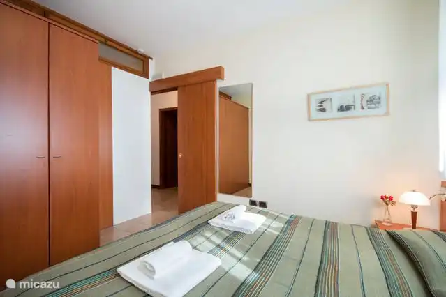 großes Schlafzimmer mit großem Kleiderschrank