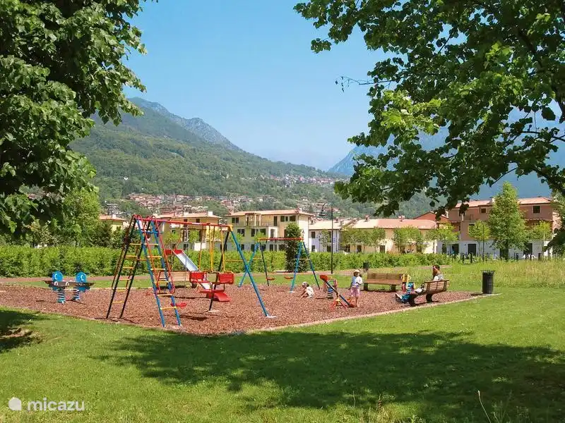 Spielplatz auf dem Gelände des Parks.