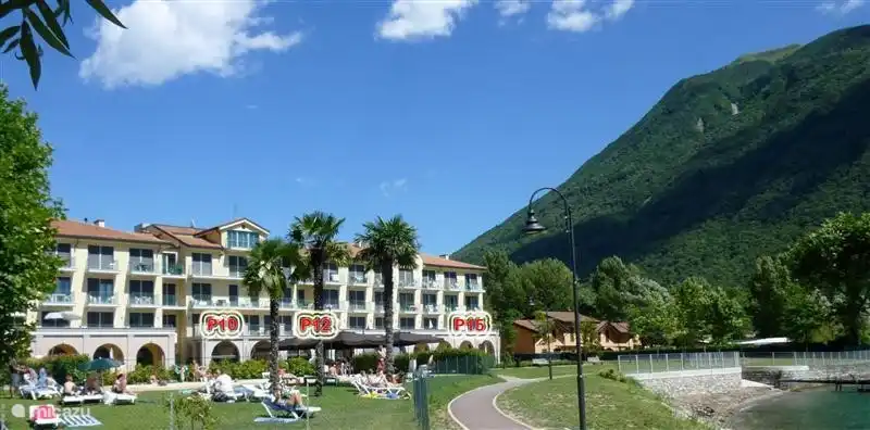 Mehrfamilienhaus mit darin, wo die Wohnungen unterwegs sind bezeichnet. (In diesem Fall, P12).