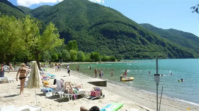 Der schöne Sandstrand am Luganersee, mit dem Urlaub verbunden.