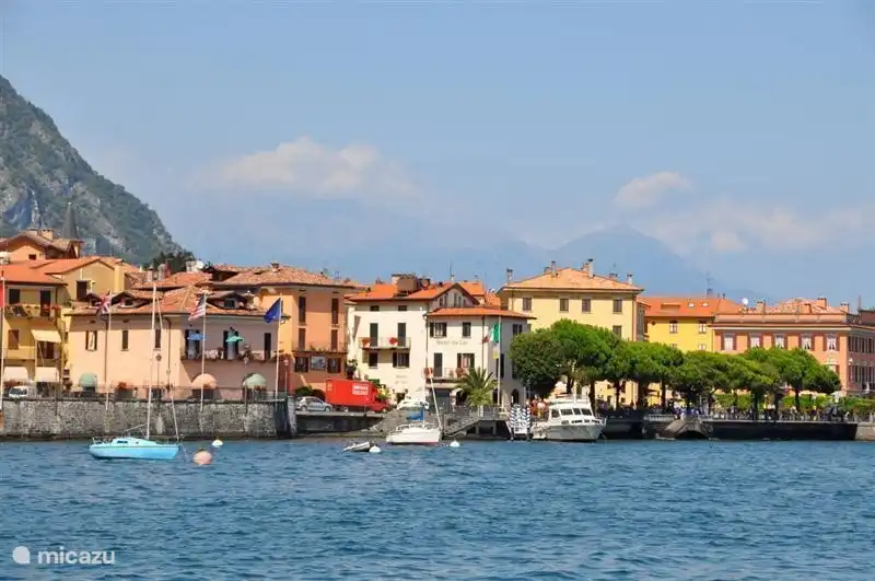 Typische Ansicht aus dem Luganersee, die charmanten italienischen Dörfern.