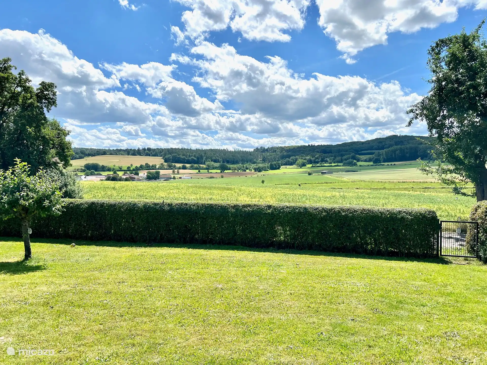 Völlig freier Blick aus dem eingezäunten Garten. Mitten in einem weitläufigen Wander- und Fahrradparadies.