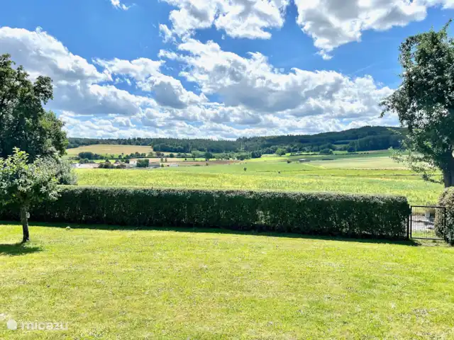 Landhaus Aulatal 62 **** | Allemagne, Hesse, Oberaula - bungalow Vue totalement dégagée depuis le jardin clôturé. Au milieu d’un vaste paradis pour la marche et le vélo.