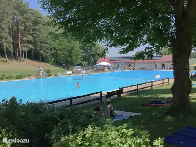 Landhaus Aulatal 62 **** | Allemagne, Hesse, Oberaula - bungalow À distance de marche d’une belle piscine extérieure au milieu de la forêt.