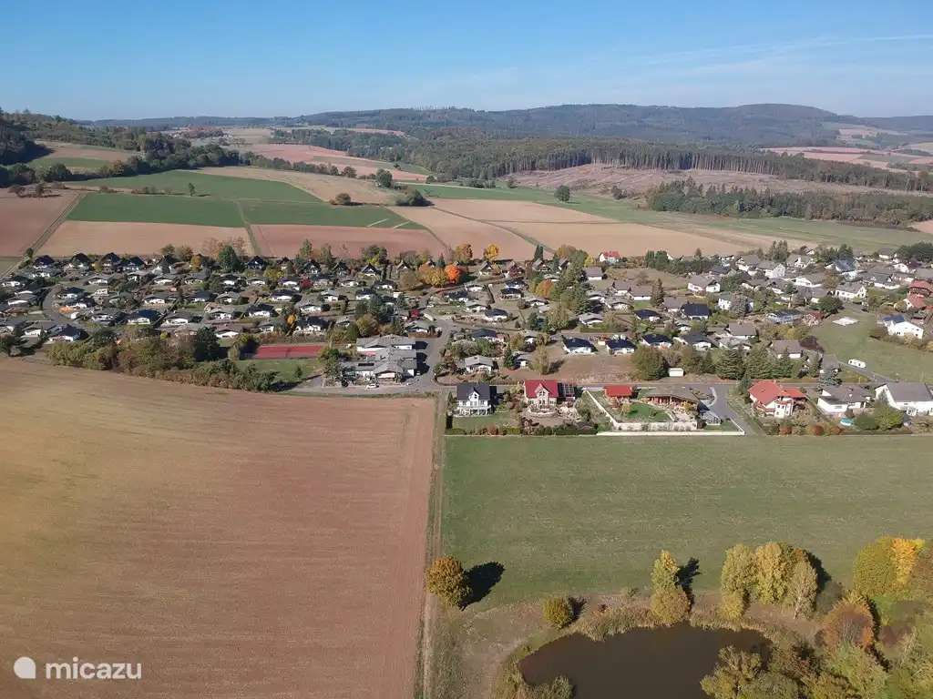 Klein angelegter Park in einer schönen Grünanlage. Hervorragende Wander- und Radfahrmöglichkeiten.