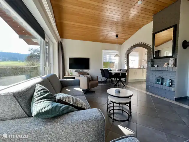 Landhaus Aulatal 62 **** | Allemagne, Hesse, Oberaula - bungalow Salon spacieux et lumineux avec un mobilier confortable et une belle vue sur les collines des montagnes Knull.