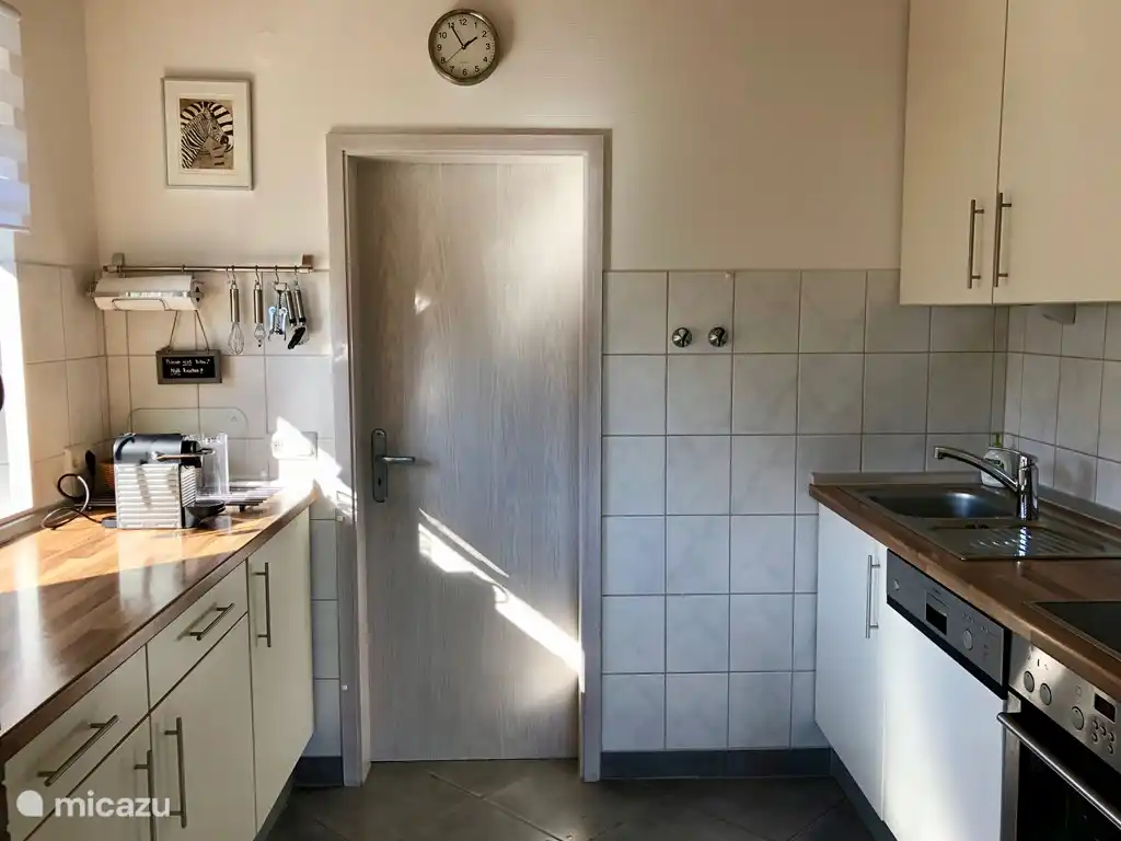 Küche mit Kühlschrank, Backofen, Gefrierschrank, Mikrowelle und Cerankochfeld. Und eine Spülmaschine, weil wir ja schließlich im Urlaub sind