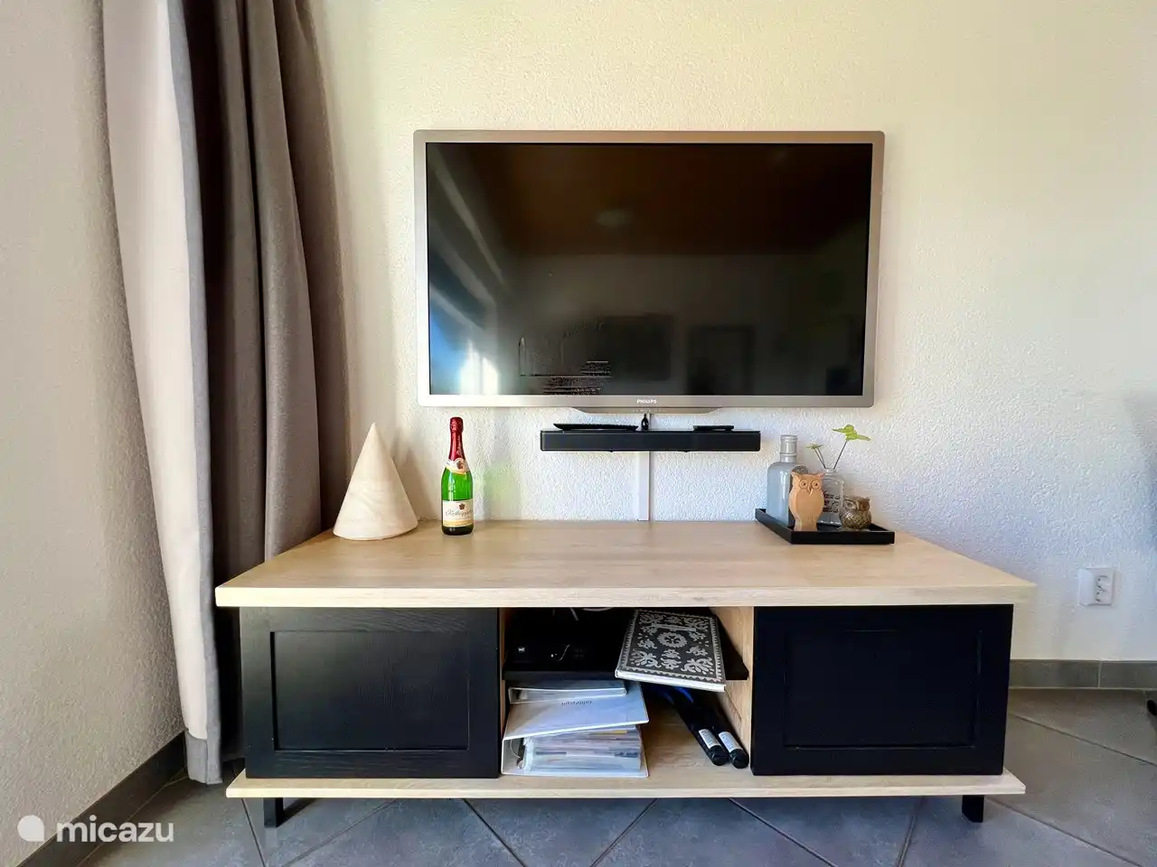 Großbildfernseher mit allen nationalen niederländischen Kanälen.