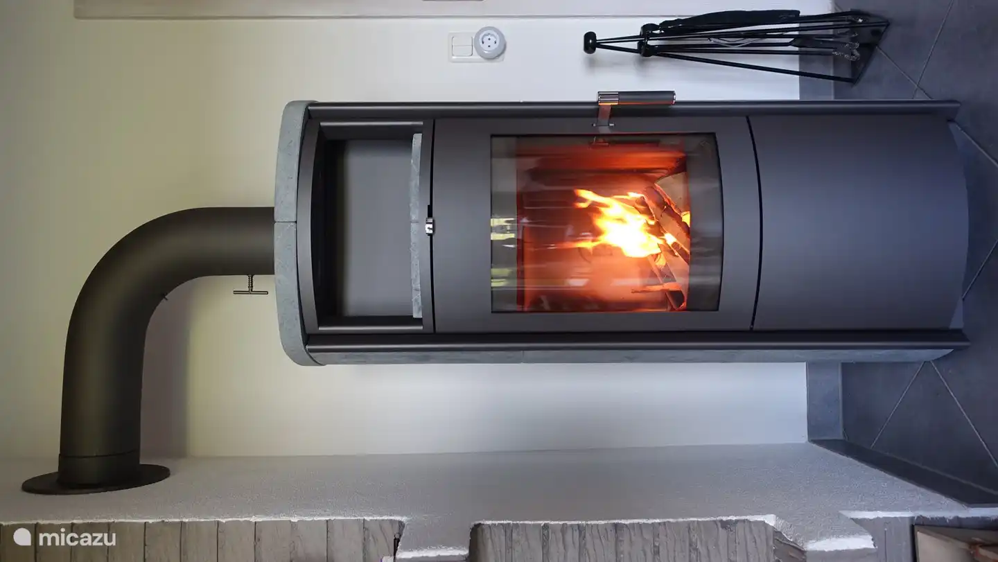 Wunderschöner Specksteinofen für kuschelige und behagliche Wärme.