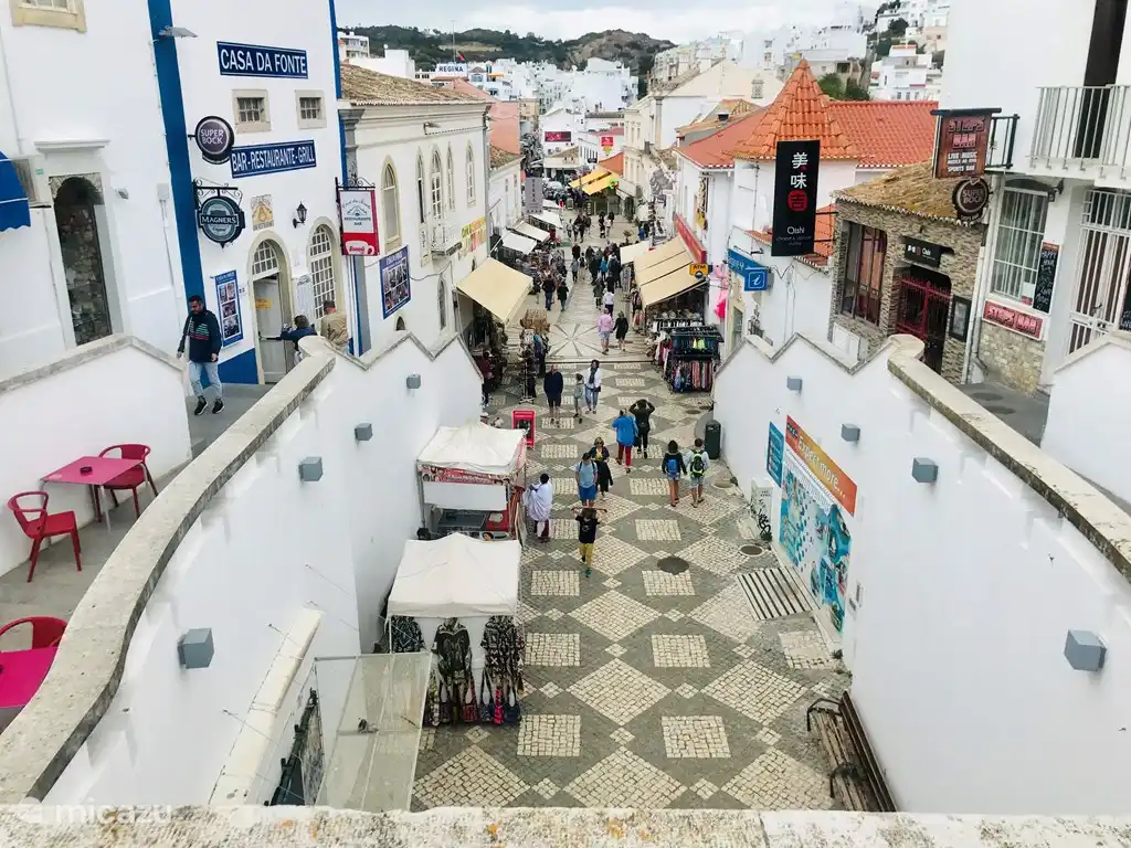 Au coin de la rue, vers la confortable place du village de la vieille ville d'Albufeira. Ici sous le tunnel de la plage.