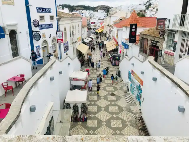 Maison Yvette | Portugal, Algarve, Albufeira - appartement Au coin de la rue, vers la confortable place du village de la vieille ville d'Albufeira. Ici sous le tunnel de la plage.