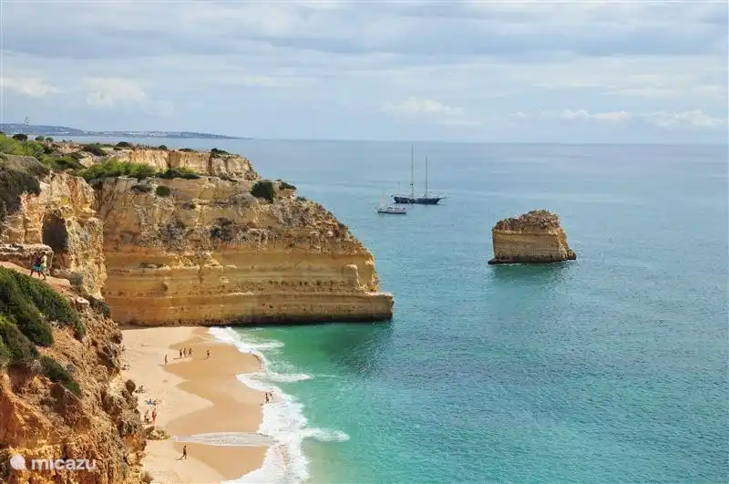 tout le littoral il y a de petites plages confortables avec de beaux rochers