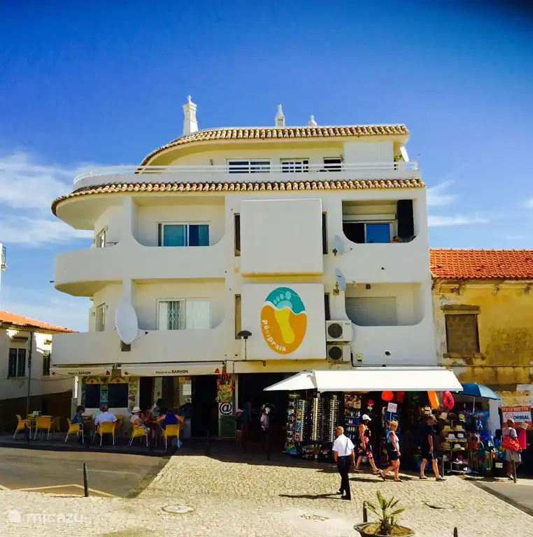 Petit complexe d'appartements confortable, en dessous d'un magasin de plage et d'une pastelaria.