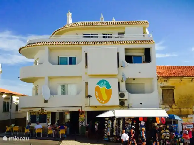 Maison Yvette | Portugal, Algarve, Albufeira - appartement Petit complexe d'appartements confortable, en dessous d'un magasin de plage et d'une pastelaria.