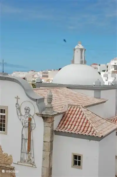 tous les bâtiments sont blancs dans la vieille ville