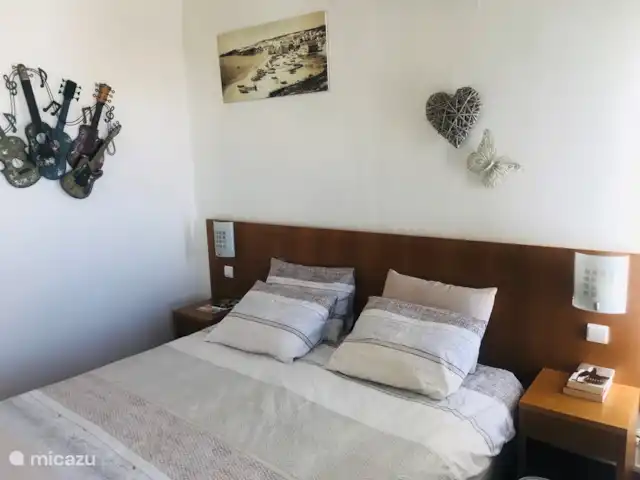 Maison Yvette | Portugal, Algarve, Albufeira - appartement Des lits merveilleux, comme si vous dormiez chez vous, et assez grands.... il y a 2 chambres, chacune avec sa propre salle de bain/wc. les deux chambres ont une porte sur la terrasse.