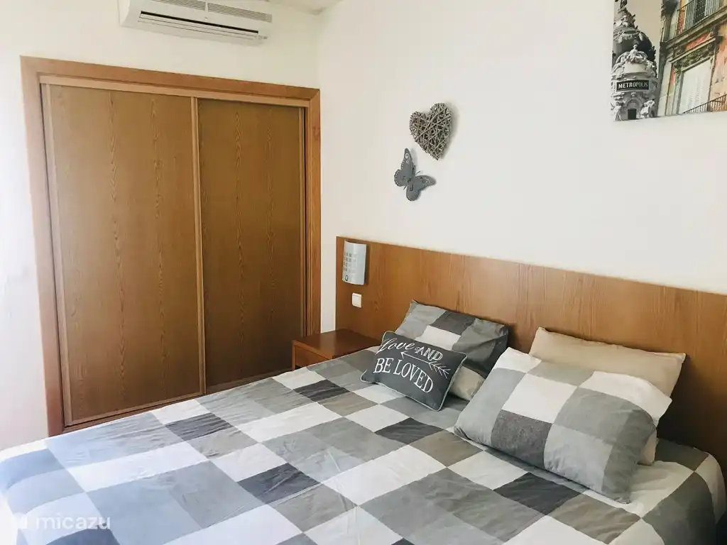 Les deux chambres ont une grande armoire encastrée, il y a beaucoup de draps et de serviettes propres.