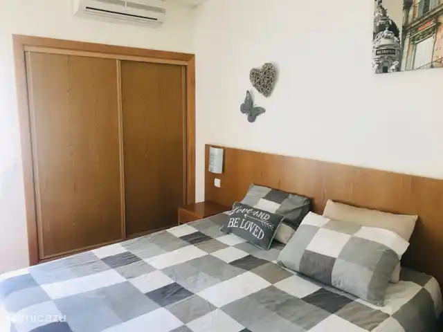 Maison Yvette | Portugal, Algarve, Albufeira - appartement Les deux chambres ont une grande armoire encastrée, il y a beaucoup de draps et de serviettes propres.
