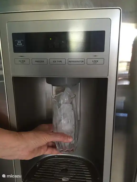 Kühlschrank mit Eiswürfelmaschine