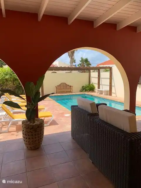 gemütliches Sitzen am Pool