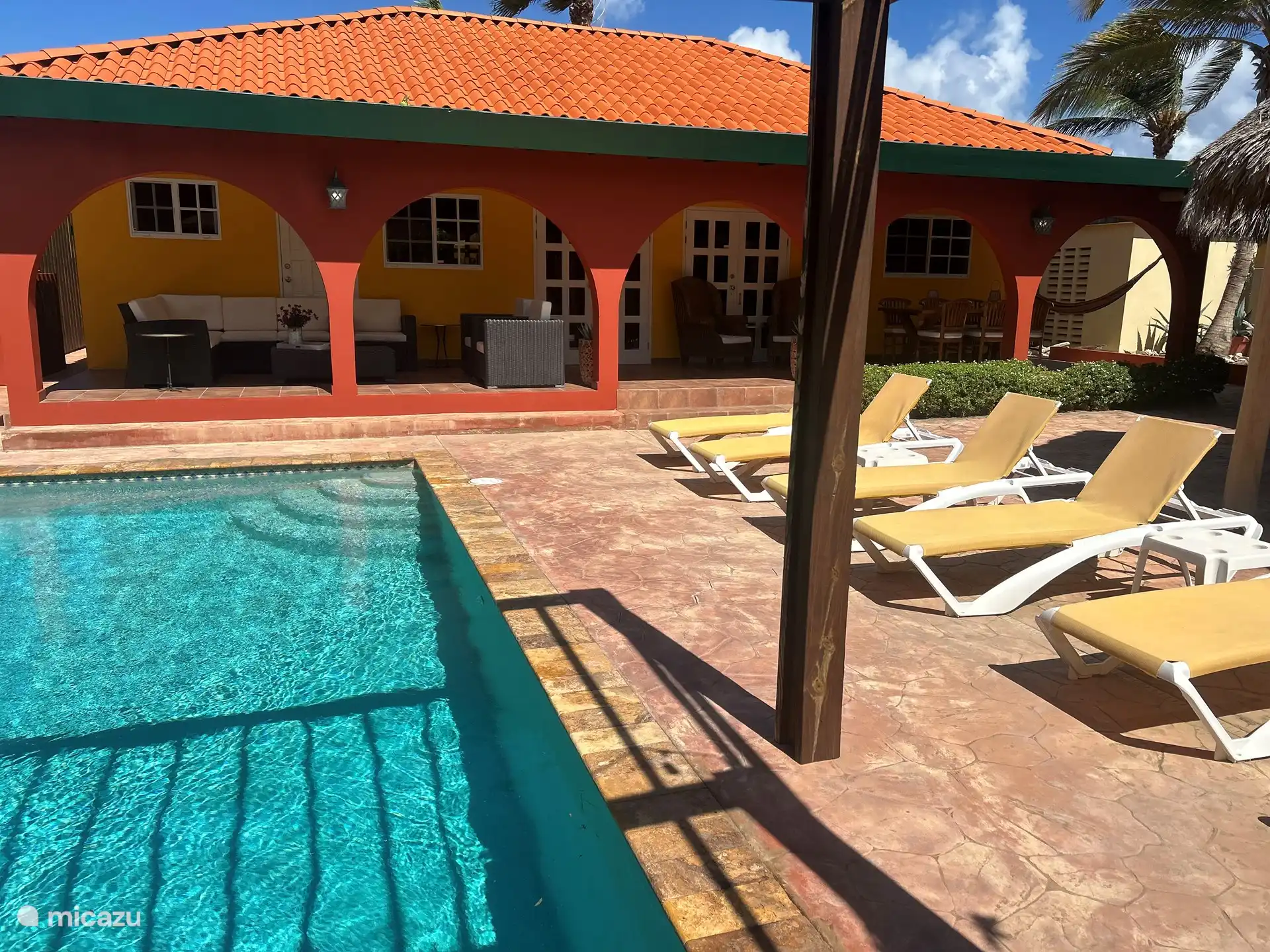 Haus Pool mit Sonnenliegen