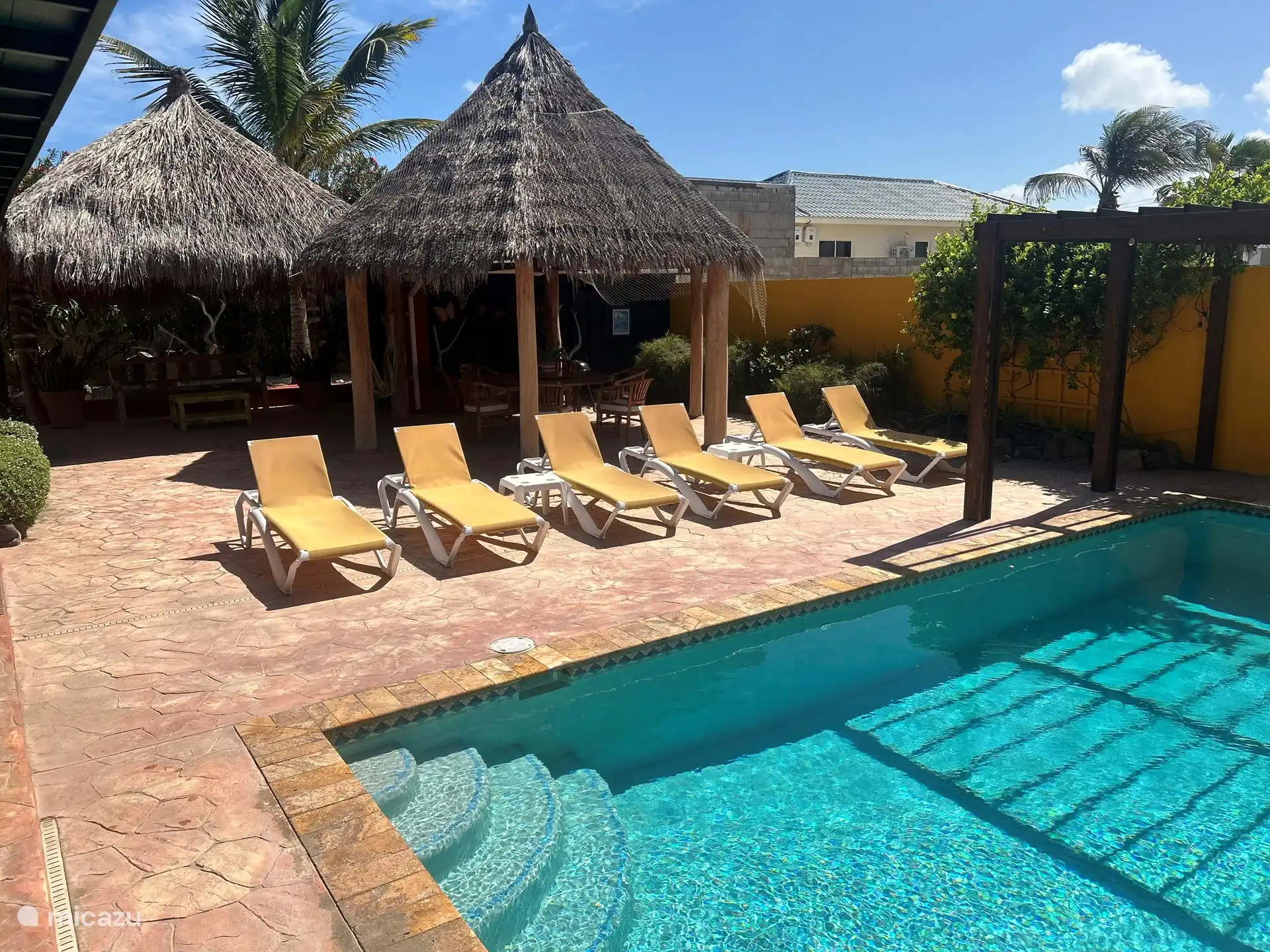 Schwimmbad mit Liegestühlen