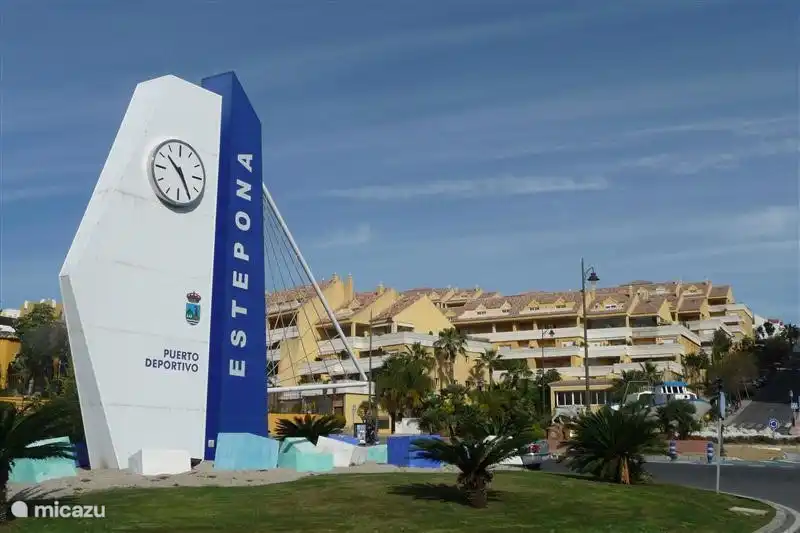 De ingang naar de haven van Estepona.