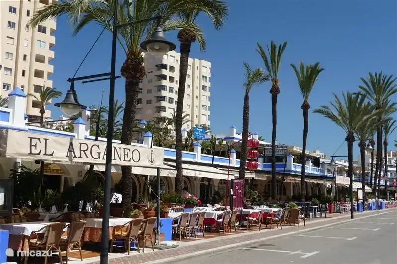 Het gezellige haventje van Estepona, waar het op zondagmorgen altijd markt is.