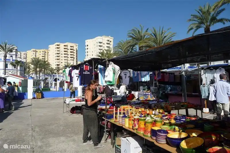 De markt op zondag in de haven van Estepona.