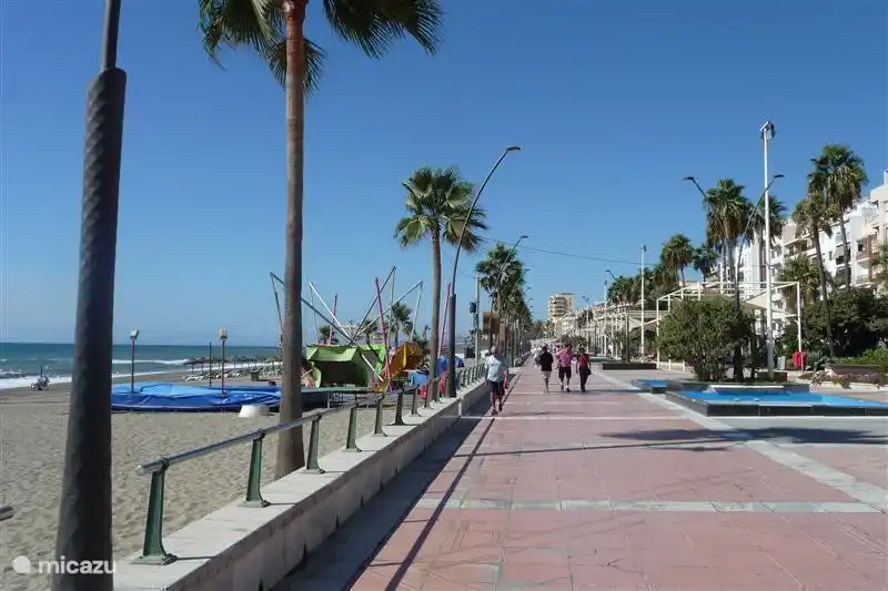 De boulevard van Estepona. In de zomer is het er trouwens wel wat drukker met vooral Spaanse gezinnen. 
Erg gezellig....