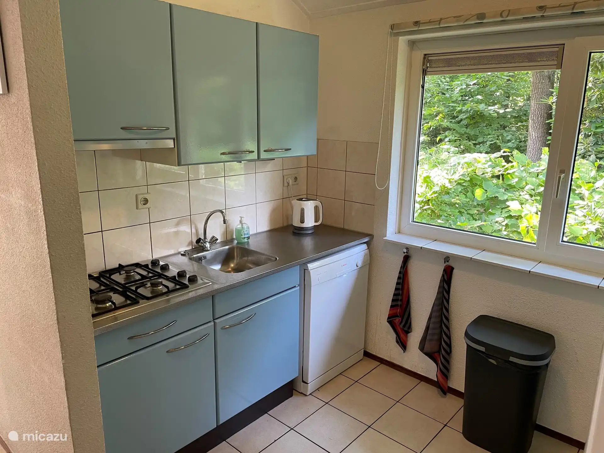 Die einfache Küche ist mit einem 4-Flammen-Gasherd, Dunstabzugshaube, Geschirrspüler, Wasserkocher, Filterkaffeemaschine und Senseo ausgestattet.