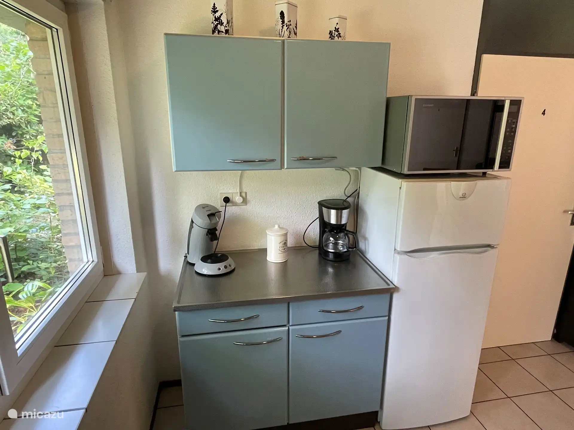 Geräumiger Kühlschrank mit Gefrierfach, Kombi-Mikrowelle, Kaffeemaschine und Senseo sind ebenfalls in der Küche vorhanden.