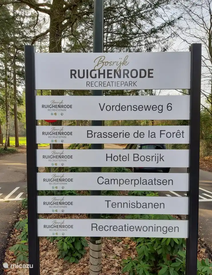 Eingangspark mit Brasserie, Tennisplätzen und Bowlingbahnen aus diesem Frühjahr