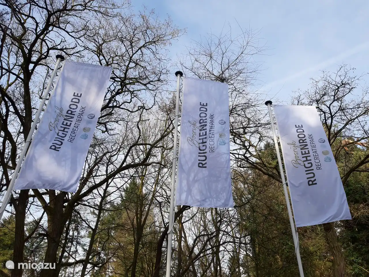 Eingangspark mit Brasserie, Kegelbahn, Wildgehege und Tennisplatz.