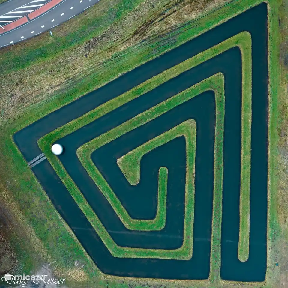 Lochems 4 Meter hoher Ball schaukelt in einem Labyrinth an der Brücke über den Twentekanal