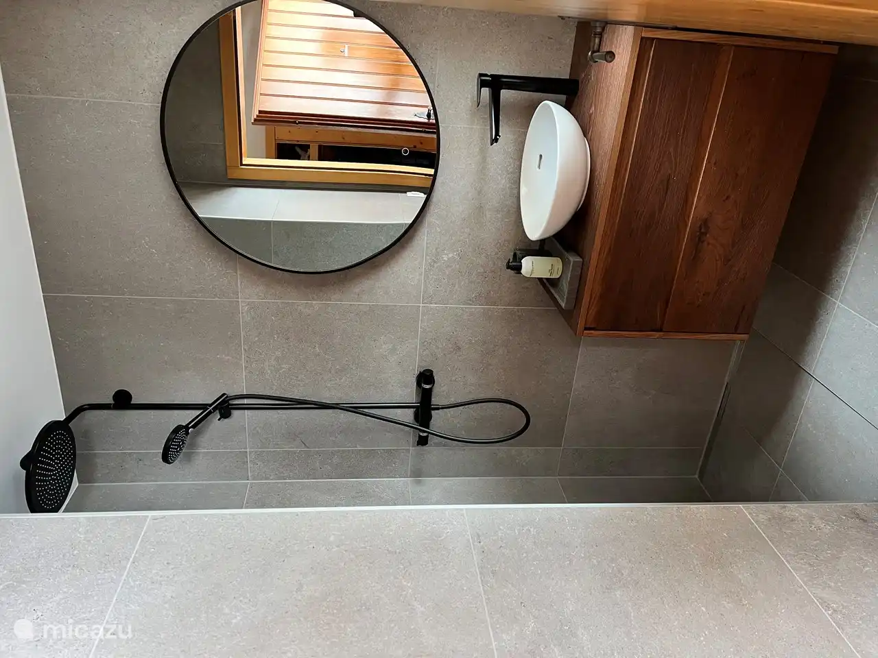 Separate bathroom on the ground floor