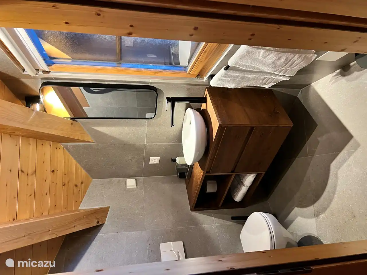 Small bathroom on the 1st floor adjacent to the bedroom with a double bed