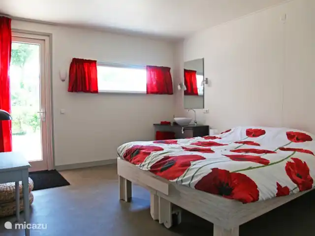 ievers et fryslân | Pays-Bas, Frise, Oosterwierum - maison de vacances Chaque pièce a sa propre couleur ; c'est la chambre rouge, avec une porte donnant sur le jardin.