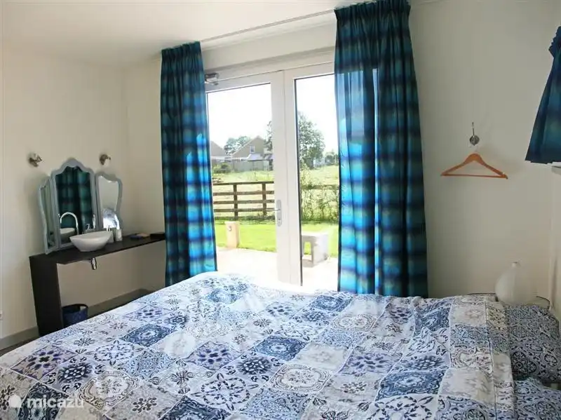 Jedes Zimmer hat seine eigene Farbe, die das blaue Zimmer ist mit einem Doppel-Schiebetür zum Garten.