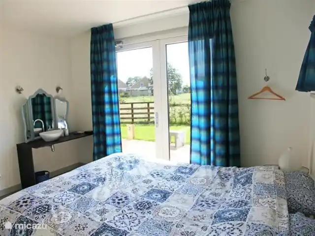 ievers et fryslân | Pays-Bas, Frise, Oosterwierum - maison de vacances Chaque chambre a sa propre couleur ; c'est la chambre bleue, avec une double porte donnant sur le jardin.